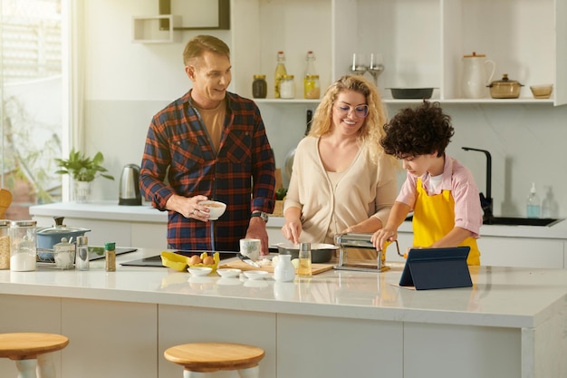 Família fazendo macarrão em casa