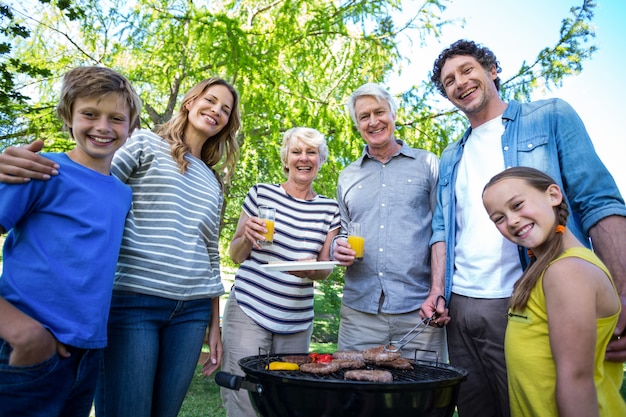 Família fazendo um churrasco