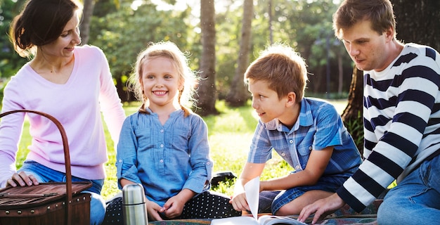 Família fazendo um piquenique no parque