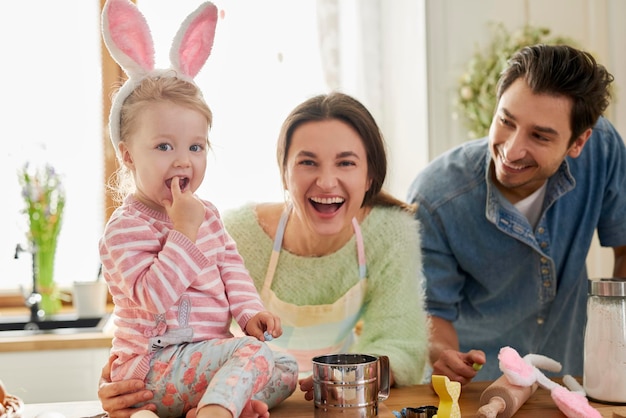 Foto família feliz a divertir-se juntos na cozinha