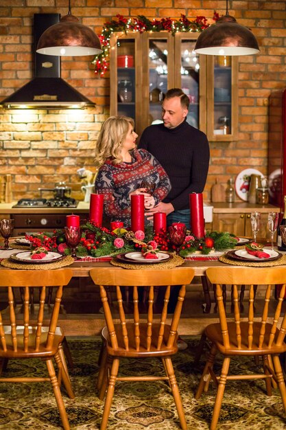 Foto família feliz à mesa na véspera de ano novo