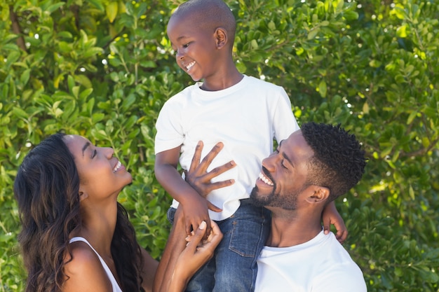 Família feliz a passar tempo juntos