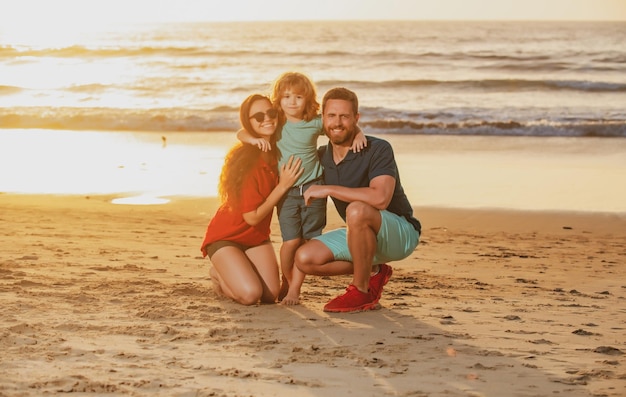 Família feliz abraçando na praia família ao ar livre