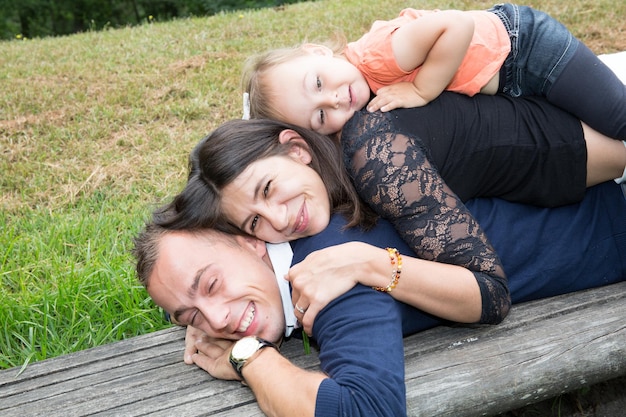 Familia feliz abrazándose en un parque