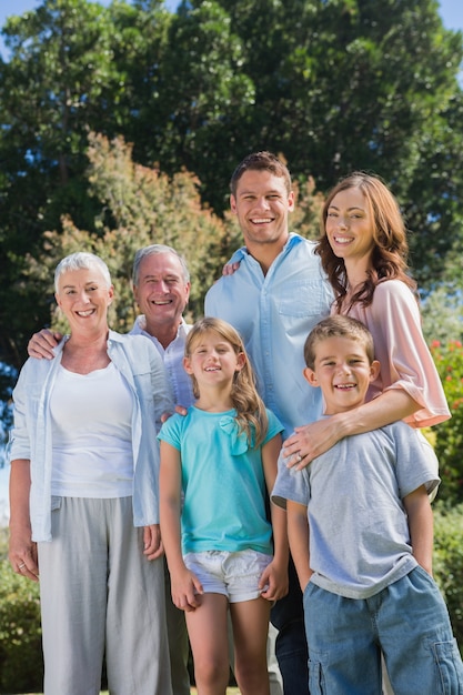 Familia feliz y abuelos en el campo