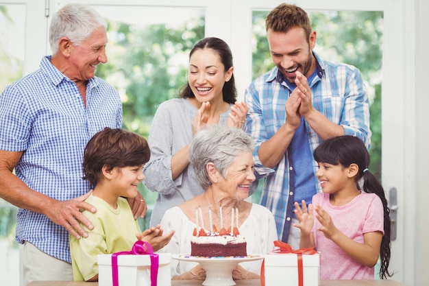 Familia feliz con abuelos celebrando una fiesta de cumpleaños