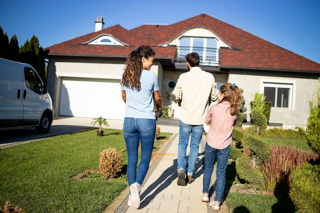 La familia feliz acaba de comprar una casa nueva y se muda.