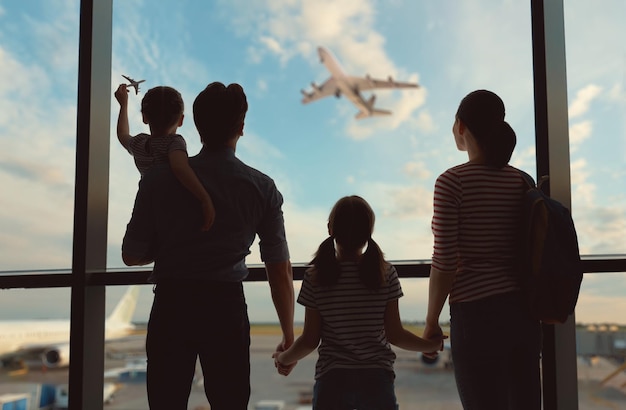 Familia feliz en el aeropuerto