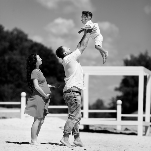 familia feliz, aire libre, madre embarazada, padre e hijo