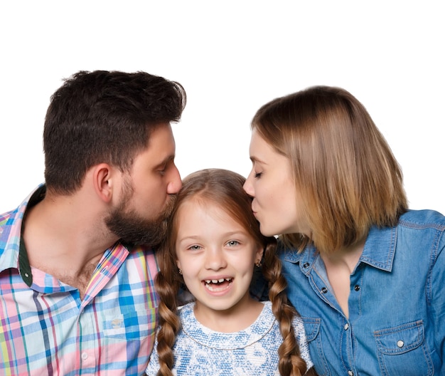 Familia feliz, aislado, blanco, fondo., Padres, besar, bebé