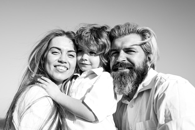 Familia feliz al aire libre hijo abrazando a los padres en la naturaleza familia joven feliz pasar tiempo juntos afuera...