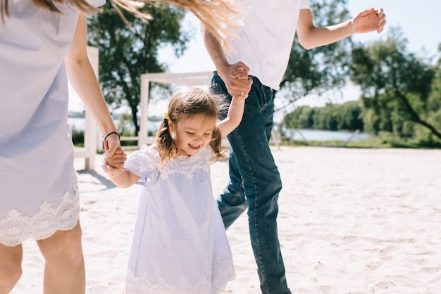 Familia feliz al aire libre pasar tiempo juntos