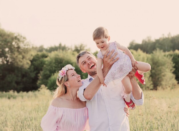 Familia feliz al aire libre