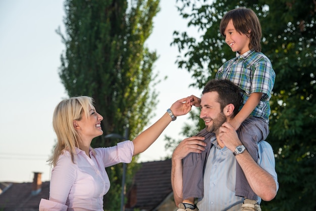 Familia feliz al aire libre