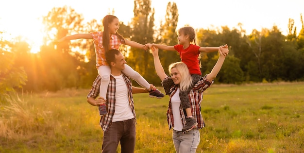 Familia feliz al atardecer en la naturaleza