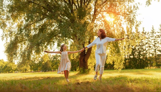 Familia feliz al atardecer