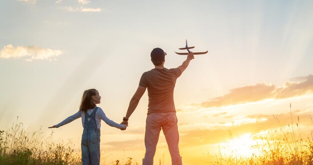 Familia feliz al atardecer