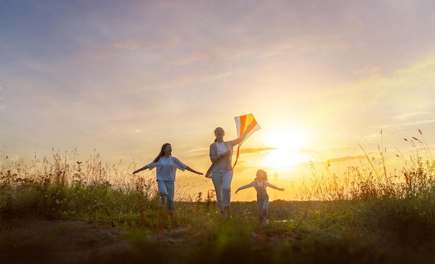 Familia feliz al atardecer