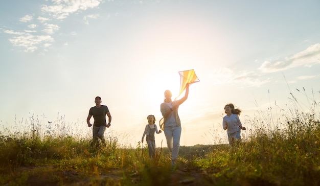 Familia feliz al atardecer