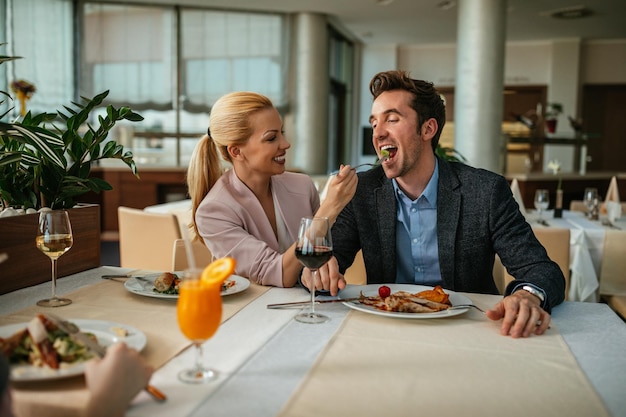 Familia feliz almorzando en un restaurante