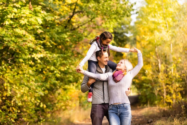 familia feliz, ambulante, por, otoño, parque