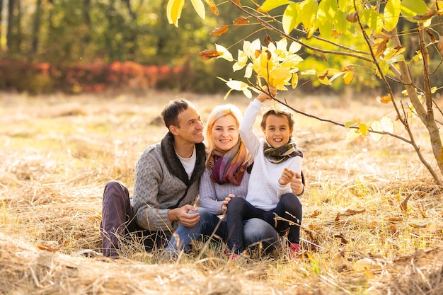 familia feliz, ambulante, por, otoño, parque