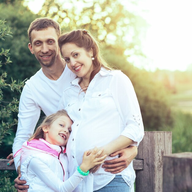 Familia feliz y amigable está esperando reposición