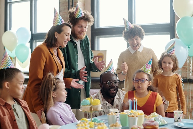 Familia feliz y amigos celebrando cumpleaños