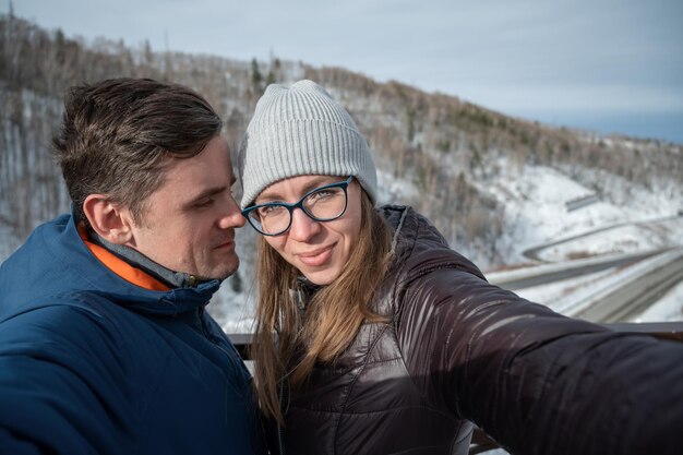 Família feliz andando na foto de selfie de floresta de inverno nevado