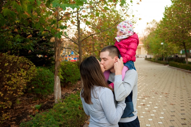 Família feliz andando no parque