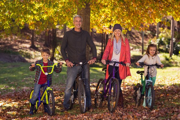 Familia feliz andar en bicicleta en el parque