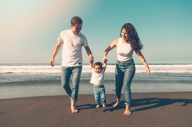 Família feliz, andar praia, com, pequeno, menino bebê