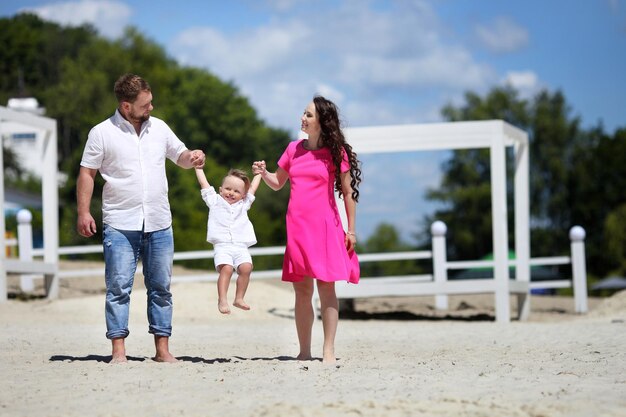 Família feliz ao ar livre mãe grávida pai e filho