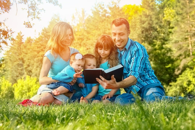 Família feliz ao ar livre no parque