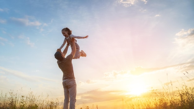 Família feliz ao pôr do sol