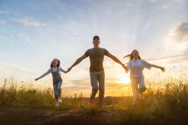 Família feliz ao pôr do sol