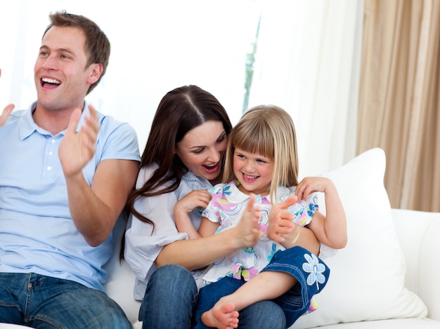 Familia feliz aplaudiendo una meta