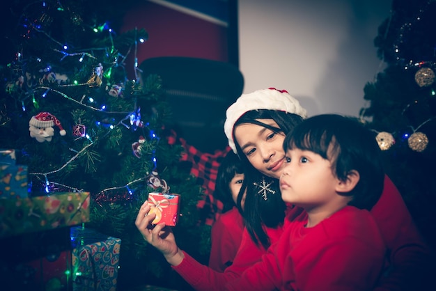 Família feliz aproveita o festival de natal juntos em casaTailândia