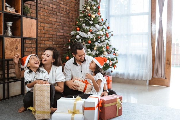 Familia feliz asiática celebrando la Navidad juntos en casa