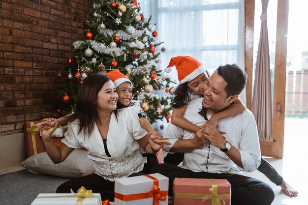 Familia feliz asiática celebrando la Navidad juntos en casa