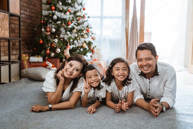 Familia feliz asiática celebrando la Navidad juntos en casa