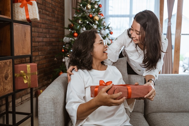 Familia feliz asiática celebrando la Navidad juntos en casa