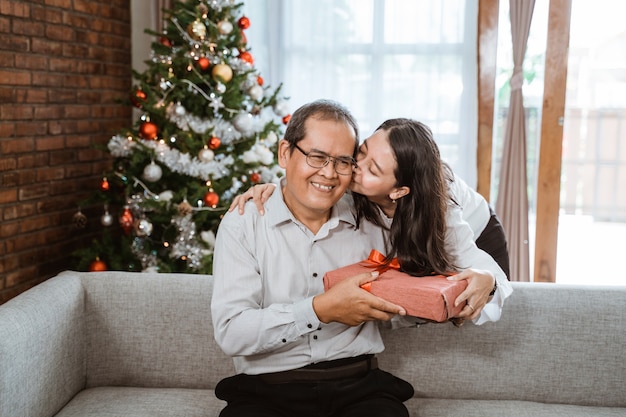 Familia feliz asiática celebrando la Navidad juntos en casa