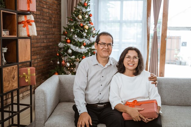 Familia feliz asiática celebrando la Navidad juntos en casa