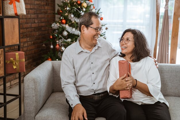 Familia feliz asiática celebrando la Navidad juntos en casa