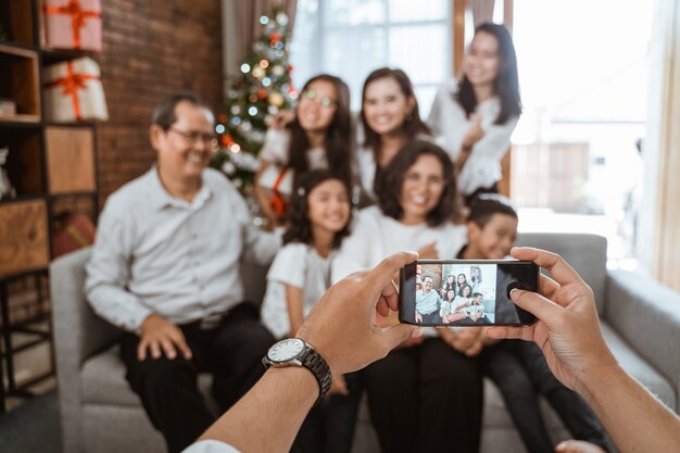 Familia feliz asiática celebrando la Navidad juntos en casa