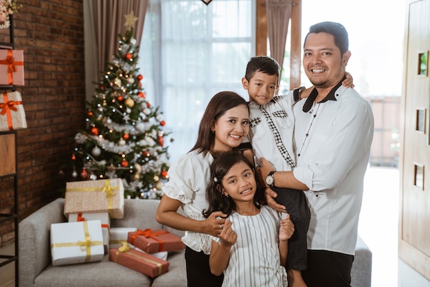 Familia feliz asiática celebrando la Navidad juntos en casa