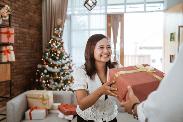 Familia feliz asiática celebrando la Navidad juntos en casa