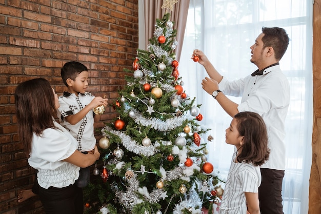 Familia feliz asiática celebrando la Navidad juntos en casa