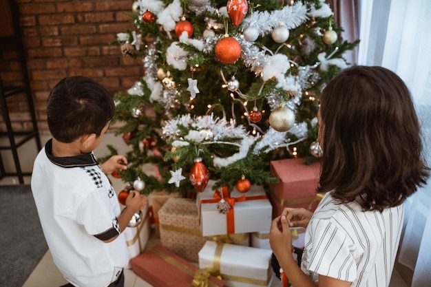 Familia feliz asiática celebrando la Navidad juntos en casa